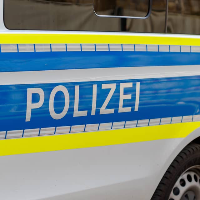 Symbolbild: Schriftzug Polizei auf Polizeiauto